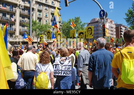 Catalani prendere parte a la Llibertat Presos politica marzo a sostegno dei politici incarcerati a Placa Espanya a Barcellona Spagna il 15 aprile 2018. Foto Stock