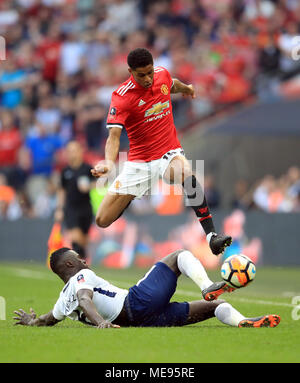 Il Manchester United Rashford Marcus viene affrontato dal Tottenham Hotspur's Davinson Sanchez durante la Emirates FA Cup semi-match finale allo stadio di Wembley, Londra. Foto Stock