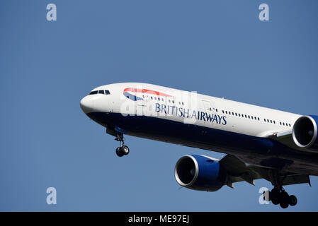 Il jet Boeing 777 della British Airways atterra all'aeroporto di Londra Heathrow, nel Regno Unito, nel cielo blu. BA BOEING 777-300 G-STBF Foto Stock