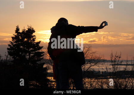 Matura sul tramonto a Kaivopuisto park, Helsinki, Finlandia. Foto Stock