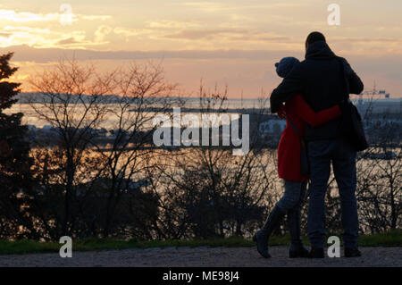 Matura sul tramonto a Kaivopuisto park, Helsinki, Finlandia. Foto Stock