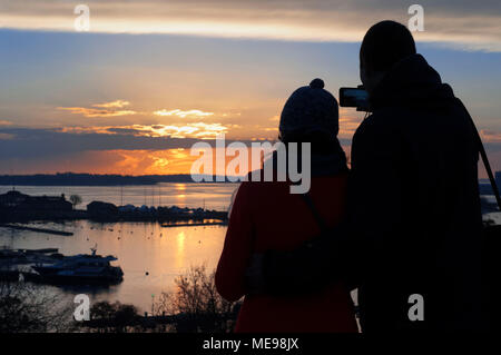 Matura sul tramonto a Kaivopuisto park, Helsinki, Finlandia. Foto Stock