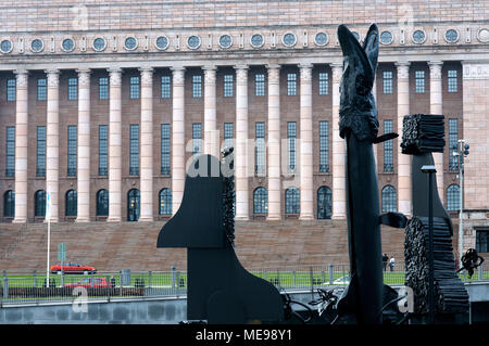 Una vista esterna del parlamento finlandese Eduskunta in da il Kiasma Museum, Finlandia Foto Stock