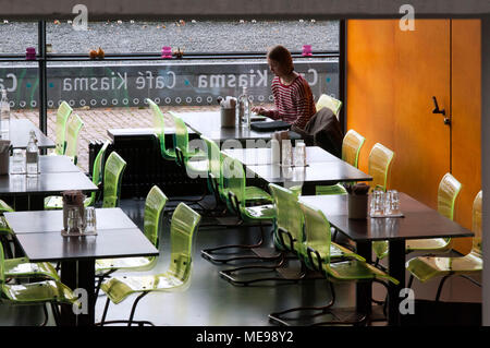 Ristorante bar di il Kiasma Museum di Arte Contemporanea di Helsinki, Finlandia. Il Kiasma (costruito 1993-1998) è un museo di arte contemporanea situato su Mannerheimint Foto Stock