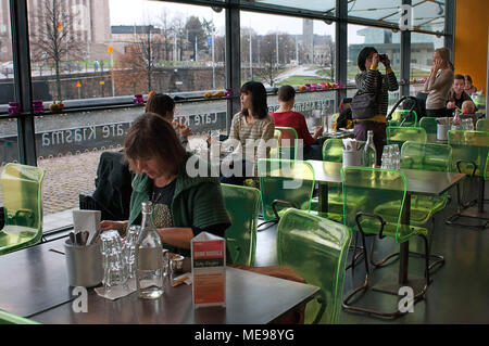 Ristorante bar di il Kiasma Museum di Arte Contemporanea di Helsinki, Finlandia. Il Kiasma (costruito 1993-1998) è un museo di arte contemporanea situato su Mannerheimint Foto Stock