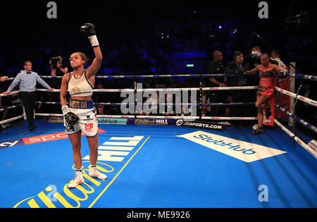 Tasha Jones festeggia conquistando la WBA International Super-Featherweight titolo all'Echo Arena, Liverpool. Foto Stock