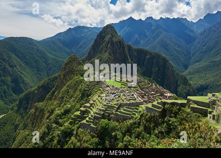 Drone vista sulla città antica cittadella di Machu Picchu. Panorama di Machu Picchu Foto Stock