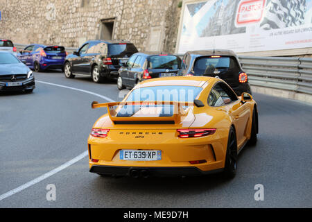Monte-Carlo, Monaco - 21 Aprile 2018: Giallo di lusso Porsche 911 GT3 (vista posteriore) in strada di Monaco sulla Riviera francese Foto Stock