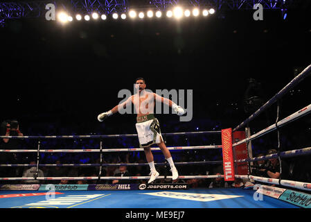 Amir Khan celebra vincendo il Concorso Super-Welterweight contro Phil Lo Greco a Echo Arena, Liverpool. Foto Stock