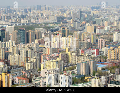 Vista su Pechino guardando ad est dalla Cina Centrale torre televisiva, Pechino, Cina Foto Stock