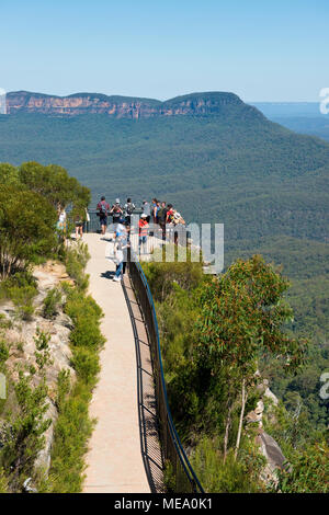 I turisti su un punto di vista della Megalong Valley delle montagne blu in corrispondenza di Katoomba. Nuovo Galles del Sud Foto Stock