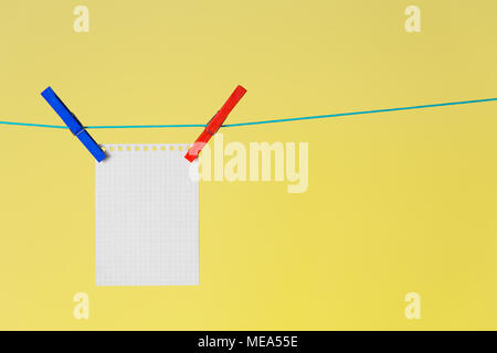 Nota vuota elenco appuntata a fune su sfondo giallo. Note aziendali concetto. Foto Stock