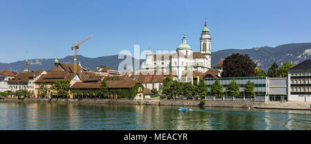 Solothurn, Svizzera - 10 July, 2016: edifici della parte storica della città di Soletta lungo il fiume Aare, torri del famoso San Ursus c Foto Stock