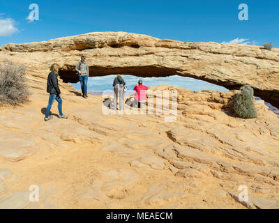 Vista di Mesa Arch, un bellissimo arco nel Parco Nazionale di Canyonlands, vicino a Moab, Utah, Stati Uniti d'America. Foto Stock