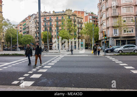 Un attraversamento pedonale tra Avinguda del Paral.lel a Barcellona, Spagna. Foto Stock