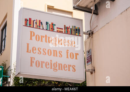 Segno a una scuola portoghese che offrono corsi per stranieri, Vilamoura, Algarve, Portogallo. Foto Stock