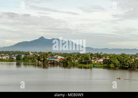 Barche sul fiume Sarawak Kuching,Sarawak Borneo Malese Foto Stock