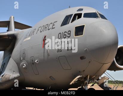 Un U.S. Air Force C-17 Globemaster III piano di carico su una pista a Columbus Air Force Base. Questo C-17 appartiene alla 437th Airlift Wing e 315Airlift Foto Stock