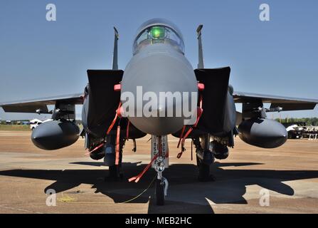 Una forza aerea F-15E Strike Eagle fighter jet su una pista di Columbus Air Force Base. Questo F-15E appartiene alla quarta Fighter Wing da Seymour Johnson Foto Stock