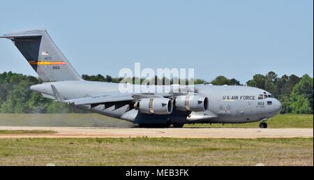 Un U.S. Air Force C-17 Globemaster III piano di carico in atterraggio a Columbus Air Force Base. Questo C-17 appartiene alla 97th Aria Mobilità ala da Altus Foto Stock