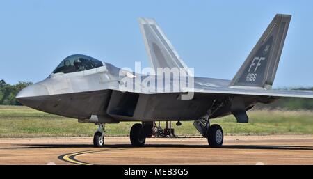 Una forza aerea F-22 Raptor sulla pista di Columbus Air Force Base. Questo F appartiene alla 192nd Fighter Wing da base comune Langley-Eustis. Foto Stock