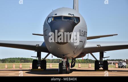 Un U.S. Air Force KC-135R Stratotanker refueler sulla pista di Columbus Air Force Base. Questo KC-135 è assegnato alla 186th Air Refuelling Wing Foto Stock