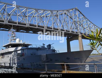 180419-N-WW980-015 NEW ORLEANS (19 aprile 2018) la marina francese nave pattuglia FS La Resolue (P 734) è ormeggiata in New Orleans, in Louisiana, per la Settimana della marina di New Orleans (NWNO). Vetrine NWNO Navy e Marine Corps le capacità di combattimento e prevede la possibilità per il pubblico di conoscere l'interoperabilità tra i servizi. (U.S. Navy foto di Jay far fronte/rilasciato) Foto Stock