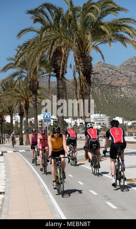 Port de Pollenca, Maiorca, Spagna. 2018. I ciclisti su strada a cavallo lungo il mare che ha due piste ciclabili. Foto Stock