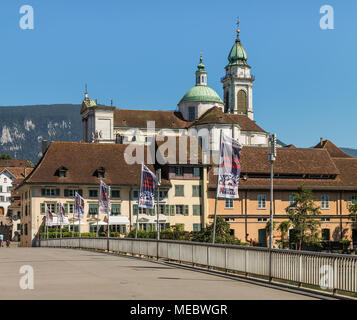 Solothurn, Svizzera - 10 July, 2016: edifici della parte storica della città di Solothurn torri della famosa cattedrale di Ursus cattedrale, i vertici di t Foto Stock
