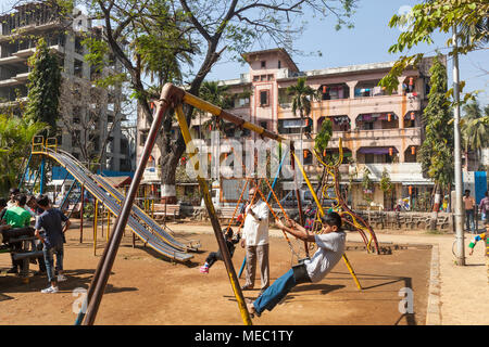 Parco giochi nella parte anteriore dei blocchi di alloggiamento, Mumbai, India Foto Stock