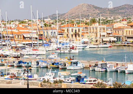 Yacht e Barche da pesca nel vivace porto di Aegina - Isole Saroniche, Grecia Foto Stock