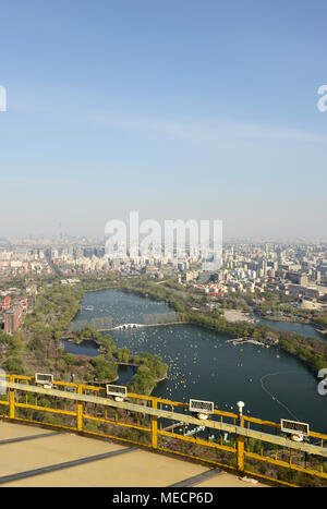 Vista su Pechino guardando ad est dalla Cina Centrale torre televisiva, Pechino, Cina, con il lago del Parco Yuyuantan prominente Foto Stock