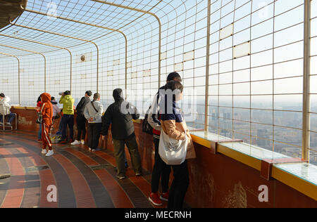 Ai visitatori di ammirare il panorama della città dalla Cina Centrale torre televisiva a Pechino in Cina Foto Stock