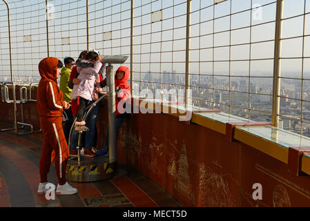 Ai visitatori di ammirare il panorama della città dalla Cina Centrale torre televisiva a Pechino in Cina Foto Stock