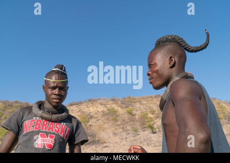 Popolo Himba, Namibia- giovane uomo con la tradizionale acconciatura Foto Stock