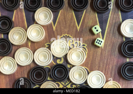 Backgammon in legno. Riproduzione di un gioco di bordo. La mano è gettare le piastrine. Foto Stock