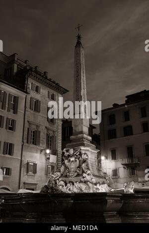 Piazza della Rotonda nella parte anteriore del Pantheon di notte a Roma, Italia. Foto Stock