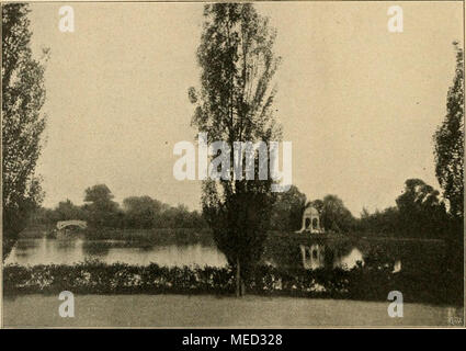 . Die Gartenwelt . Abb. 2. Blick vom Festplatz auf den Adolf Mittagsee im Stadtpark zu Magdeburg. in einer Pergola halbkreisförmigen und einer großzügigen Terrasse seinen Abschluß, welcher von der Blick über den vedere mit dem Bootshaus, dem Tempel und den Brücken hinaus in die weite, mit Baumgruppen durchsetzte Wiesenlandschaft schweift. Abbildung 2 zeigt uns eine ähnliche Ansicht von der Nordecke des Platzes aus gesehen und Abbildung 3 zeigt einen materischen Blick auf das idyllische Bootshaus mit circuizione schmucken Holzbrücke und den schönen Einzelbäumen. Der schlanke Lichtmast, welcher neben Foto Stock