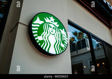 Pathum Thani, Tailandia - 19 Aprile 2018 : Starbucks Coffee logo nella parte anteriore del negozio. Foto Stock
