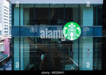Bangkok, Tailandia - 20 Aprile 2018 : Starbucks Coffee logo nella parte anteriore del negozio. Foto Stock
