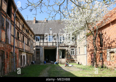 Kalbe Milde, Germania - 21 Aprile 2018: vista del mezzo in legno di edifici di una ex casa colonica, che deve essere convertito in un cortile d'arte. It b Foto Stock