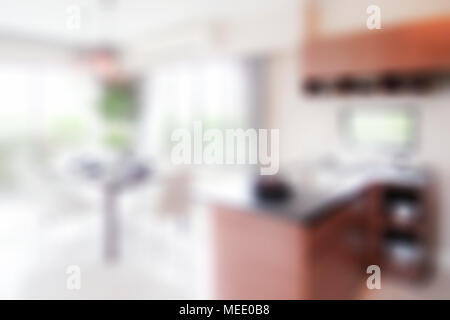 Defocalizzazione tavolo da pranzo e dispensa in cucina Foto Stock