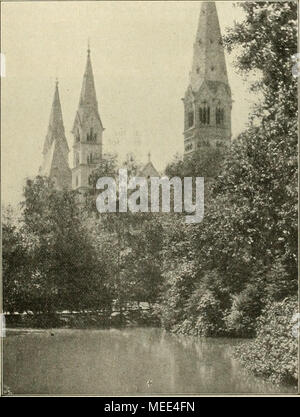 . Die Gartenwelt . Blick vom Zoologischen Garten .luf Originalaufnahme landschaftsgärtnerisch bemerkenswert. Der Neue zoolo- gische Garten a Halle a. S. ist schon durch seine natür- liche Lage dazu geschaffen, dermaleinst ein Park ersten varia zu werden. In Bezug auf landschaftliche Schön- heit imponiert mir am meisten der Tiergarten in Elber- feld, allerdings mehr ein Tierpark als ein zoologischer Garten. Dieser Park ist eine Schöpfung und nicht die schlechteste, des verstorbe- nen genialen Gartendirek- tori Heinrich Siesmayer. Der zoologische Gar- dieci a Berlino, Gewiss der grösste und in Foto Stock