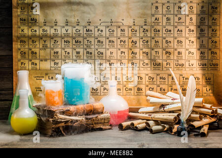 Libri, pergamene e reazione chimica in laboratorio scolastico Foto Stock