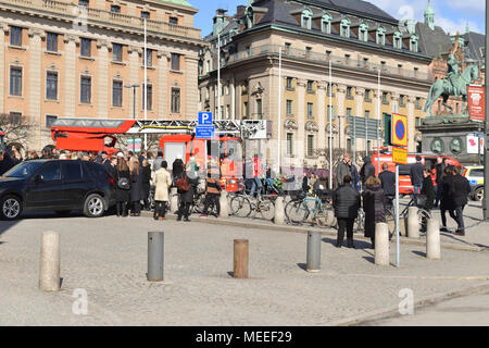 Camion fuoco, di polizia e di emergenza sul Gustav Adolfs torg. Persone evacuate dal Ministero degli Affari Esteri Foto Stock