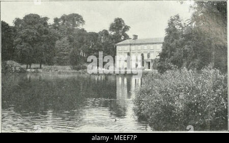 . Die Gartenkunst . Aus dem Kew Garten: Blick Ã¼ber den Teich nach Museo dem. durch den groÃen Richmond-Park. GroÃe Haine von Eichen und RÃ¼stern, weitrÃ¤umig g' W' '^'"^' Tli^i^^"- &gt;5iv^-'ho 4^'" "fi- '% â ¢^ ^ J 1'^ Aus dem Kew-Garten: Rasenwege Buchenliain im. pflanzt, dazwischen auch vielfach WeiÃdornstÃ¤mme. Das Laubwerk dieser BÀ¤ume beginnt Ã¼berall genau in derselben HÃ¶egli, weidendS' Damrhhir.sche Ã¤sen jedes erreichbare BlÃ¤ttMlh ab. Unter den BÀ¤umen groÃe abgeweidete GrasflÃ¤chen oder ein dichter, sehr malerisch wirkender F-avngrund. Durch den Richmond-Park Foto Stock