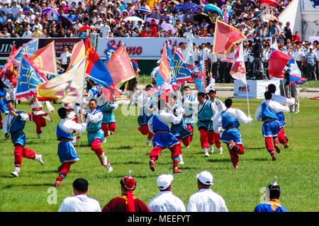 Ulaanbaatar, in Mongolia - Luglio 11, 2010: display a colori a Nadaam Cerimonia di Apertura in National Sports Stadium. Foto Stock