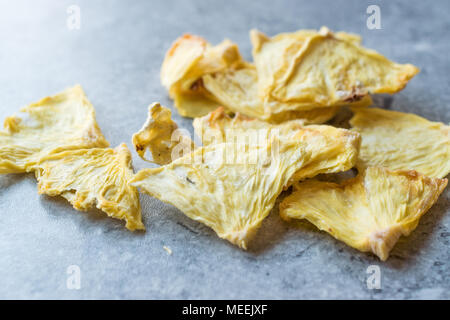 Essiccato fette di ananas pronto a mangiare. Alimenti biologici. Foto Stock