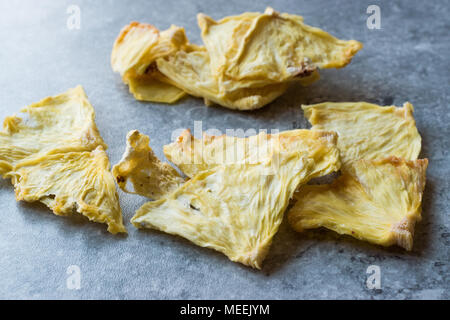 Essiccato fette di ananas pronto a mangiare. Alimenti biologici. Foto Stock