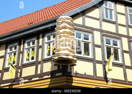 Salzwedel, Germania - 20 Aprile 2018: una tradizionale torta piramide si blocca su una casa in legno e muratura nella città anseatica di Salzwedel. La città è il mondo f Foto Stock